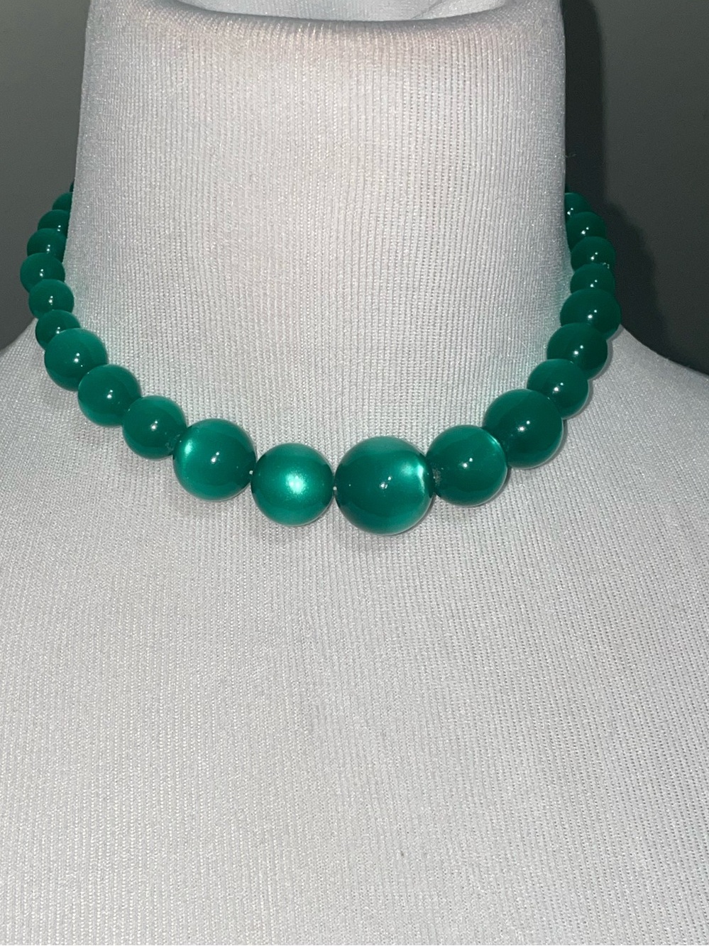 Vintage choker. Hand strung. Green Beaded Necklace - Women's Fashion Jewelry